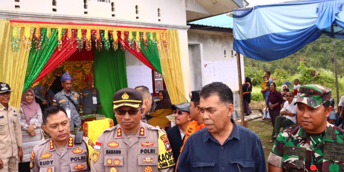 Kapolres Natuna Bersama Bupati dan Forkopimda Tinjau TPS, AKBP Nanang Budi Santosa : Harapkan Pemungutan Suara di Natuna Berjalan Lancar