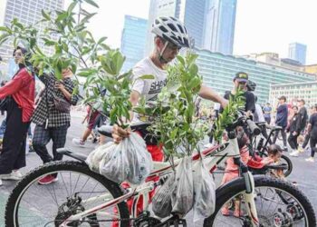 Meriahkan HPN 2024, Menteri BUMN Bagikan 100.000 Bibit Pohon di Area CFD Jakarta