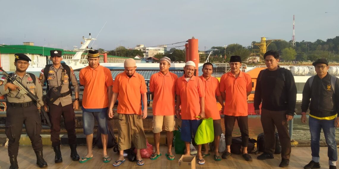 Cabjari Tarempa Pindahkan 6 Tahanan Ke Rutan Kelas IA Tanjungpinang