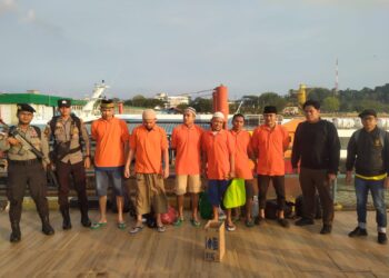 Cabjari Tarempa Pindahkan 6 Tahanan Ke Rutan Kelas IA Tanjungpinang