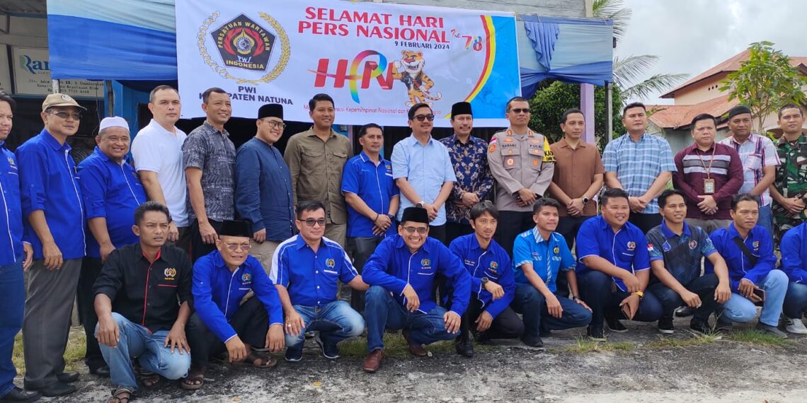Wakil Ketua I DPRD Natuna Daeng Ganda Rahmatullah, SH saat melakukan sesi poto bersama pada kegiatan syukuran HPN ke 78 di Kantor PWI Natuna