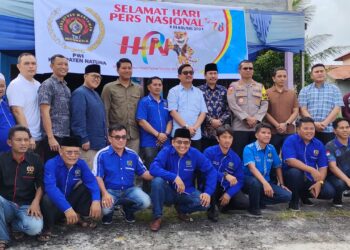 Wakil Ketua I DPRD Natuna Daeng Ganda Rahmatullah, SH saat melakukan sesi poto bersama pada kegiatan syukuran HPN ke 78 di Kantor PWI Natuna