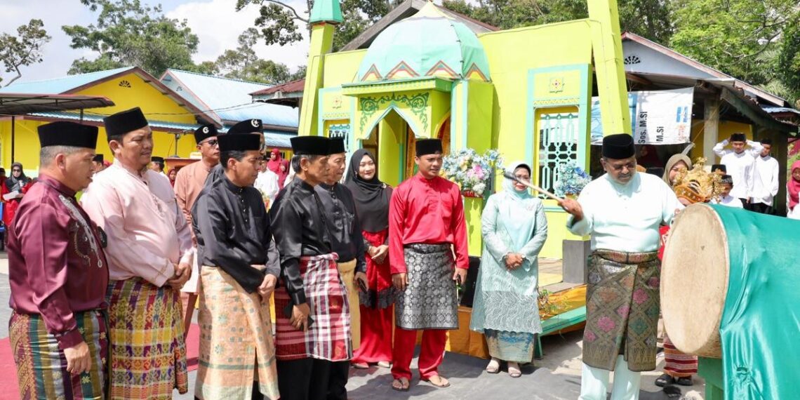 Bupati Karimun, Anuar Rafiq saat melakukan pemukulan beduk tanda pelaksanaan MTQ Tingkat Kecamatan Ungar Tahun 2024 Kabupaten Karimun resmi dibuka