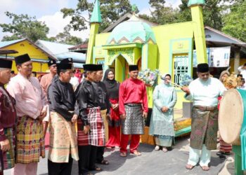 Bupati Karimun, Anuar Rafiq saat melakukan pemukulan beduk tanda pelaksanaan MTQ Tingkat Kecamatan Ungar Tahun 2024 Kabupaten Karimun resmi dibuka