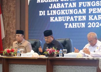Bupati Karimin, Anuar Rafiq didampingi Wakil Bupati Karimun Anwar Hasyim dan Sekretaris Daerah Kabupaten Karimun Firmansyah saat memimpin Pelantikan ASN di Lingkungan Kabupaten Karimun