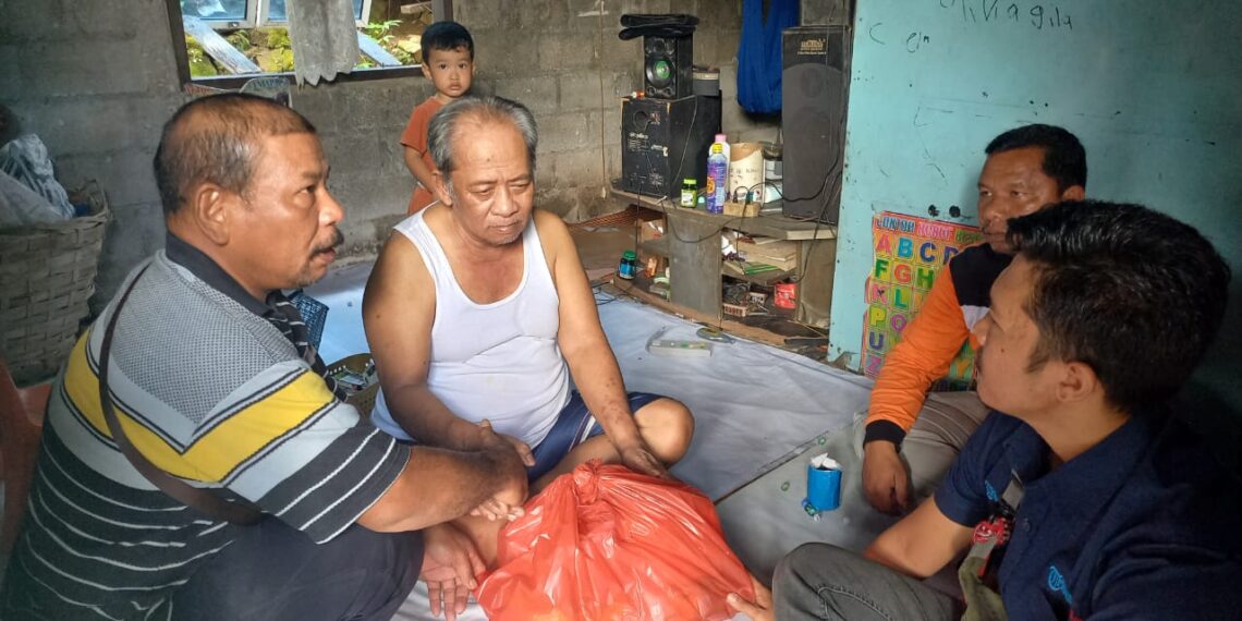 Gandeng Kelurahan Tarempa, PWI Anambas Salurkan Sembako ke Warga Kurang Mampu