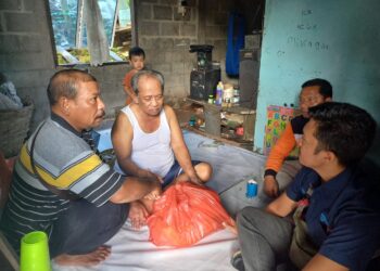 Gandeng Kelurahan Tarempa, PWI Anambas Salurkan Sembako ke Warga Kurang Mampu