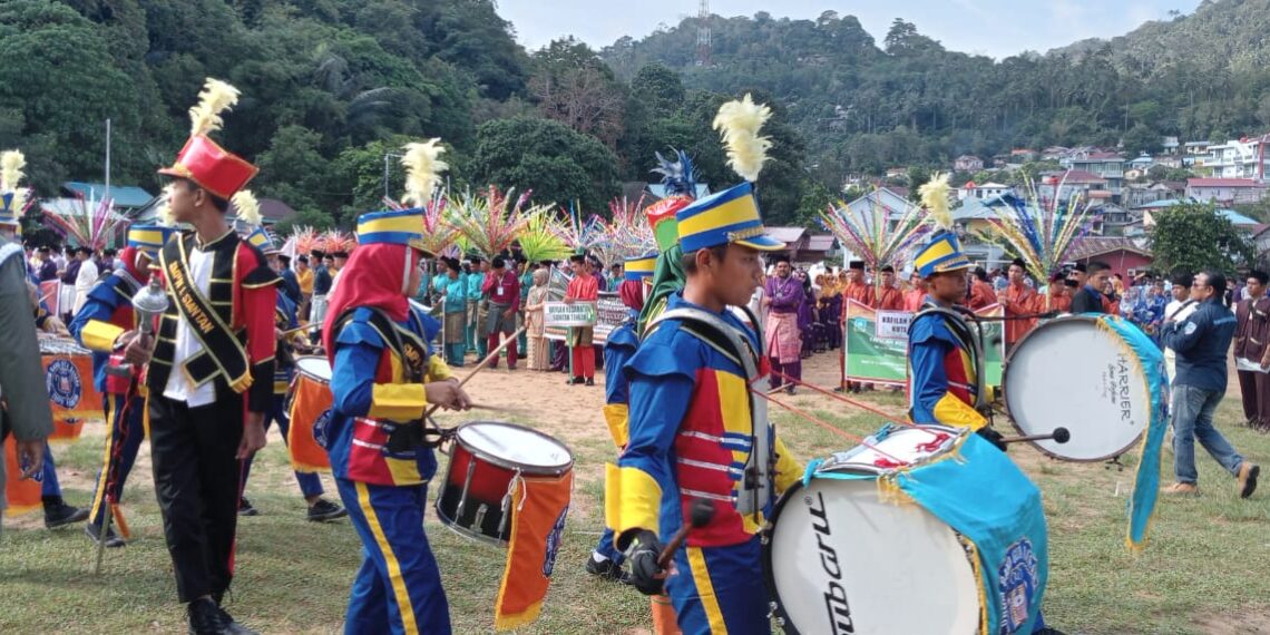 Ribuan Peserta Pawai Ta’aruf MTQH Anambas Ke VIII Lintasi Jalan Selayang Pandang