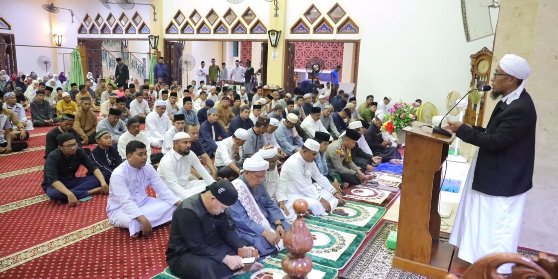 Awal Ramadhan 1445 H, Bupati Anuar Rafiq Laksanakan Tarawih Berjamaah di Masjid Agung Karimun
