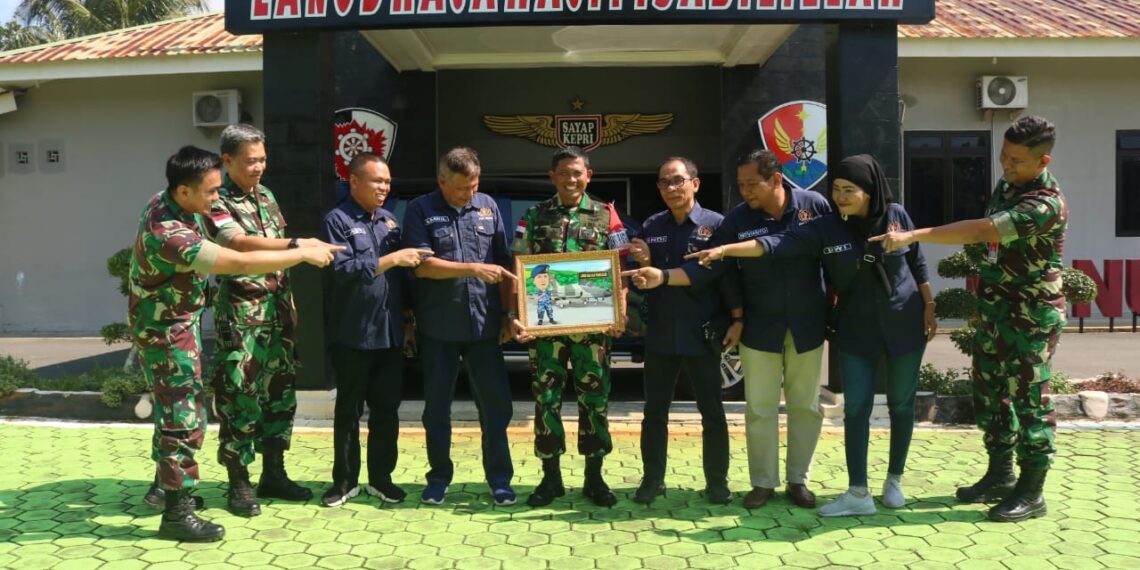 PWI Kepri Berikan Karikatur Kolonel Pnb Andi Nur Abadi sebagai Bentuk Apresiasi di Lanud RHF