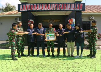 PWI Kepri Berikan Karikatur Kolonel Pnb Andi Nur Abadi sebagai Bentuk Apresiasi di Lanud RHF