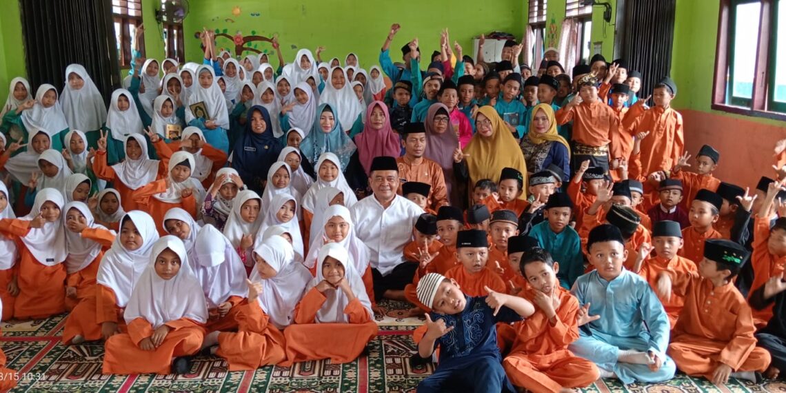Gelar Program GETAR, Agung Wiradharma Bagikan Al Qur’an di SDN 004 Kota Tanjungpinang
