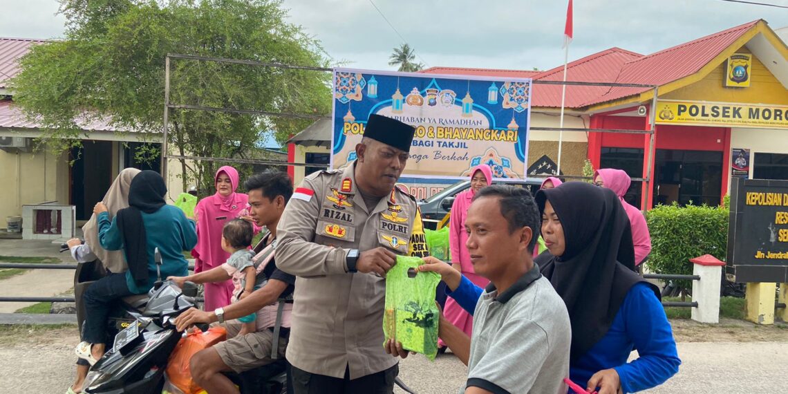 Maknai Bulan Suci Ramadhan, Kapolsek Moro Berbagi Takjil Bersama Jajaran dan Bayangkari