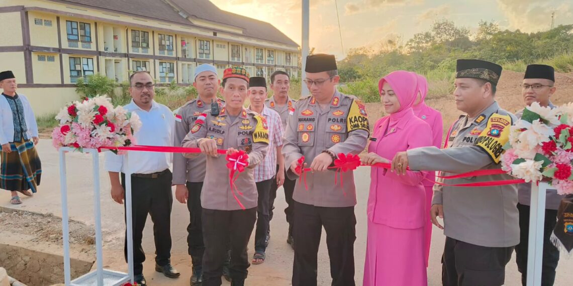 Kapolres Natuna Resmikan Penggunaan 24 Rumdin Serta Santuni Anak Yatim