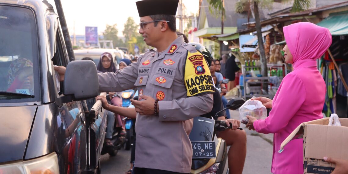 Pererat Kebersamaan, Kapolres Natuna Berbagi Takjil Jelang Buka Puasa Ramadhan