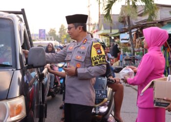 Pererat Kebersamaan, Kapolres Natuna Berbagi Takjil Jelang Buka Puasa Ramadhan