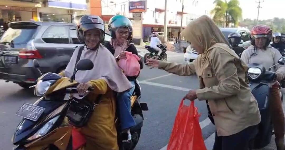 SMSI Kota Tanjungpinang Berbagi Takjil untuk Masyarakat di Bulan Ramadhan