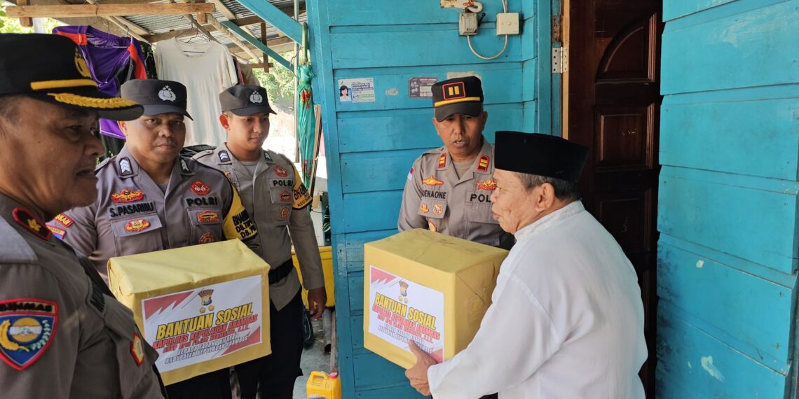 Berkah Ramadhan: Polres Kepulauan Anambas Berikan Bantuan Kain Kafan kepada Petugas Fardhu Kifayah