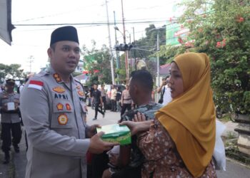 Berbagi Takjil Sebelum Berbuka Puasa, Kapolres Anambas Himbau Tetap Tertib Berlalulintas