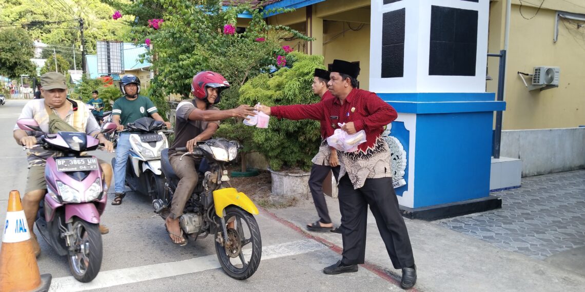 Kelurahan-kelurahan Tarempa Bagikan Makanan untuk Berbuka Puasa