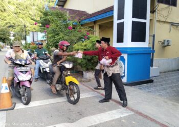 Kelurahan-kelurahan Tarempa Bagikan Makanan untuk Berbuka Puasa