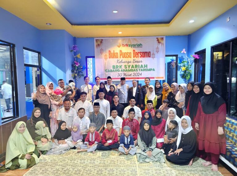 Keluarga Besar BRK Syariah Anambas buka Bersama Anak Yatim Di Restoran Siantanur