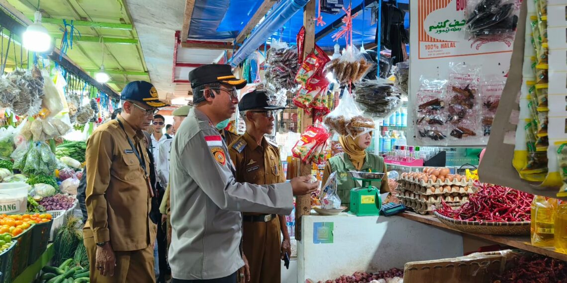 Pegangi Bawang Putih, Kapolres Natuna AKBP Nanang Budi Santosa S.I.K saat berdialog dengan pedagang mengenai stok harga bahan pokok