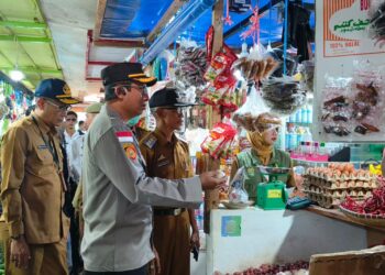 Pegangi Bawang Putih, Kapolres Natuna AKBP Nanang Budi Santosa S.I.K saat berdialog dengan pedagang mengenai stok harga bahan pokok