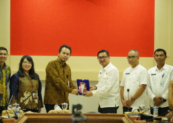 Sekda Natuna, Boy Wijanarko Varianto, SE saat menerima plakat dari OJK Kepri dalam kegiatan Literasi dan Edukasi Keuangan Program Ngopi Bro (Ngobrol Produk Investasi Bareng OJK) ini dilaksanakan di Ruang Rapat Kantor Bupati Natuna Jl. Batu Sisir, Bukit Arai, Ranai, Natuna, Provinsi Kepulauan Riau