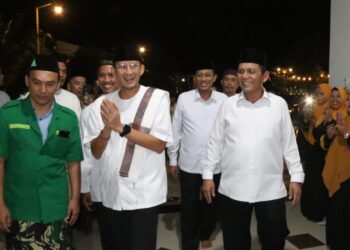 Kunjungi Kepri, Gubernur Ansar Dampingi Menparekraf RI dan Terawih di Masjid Mukhtarul Arifin Tembesi