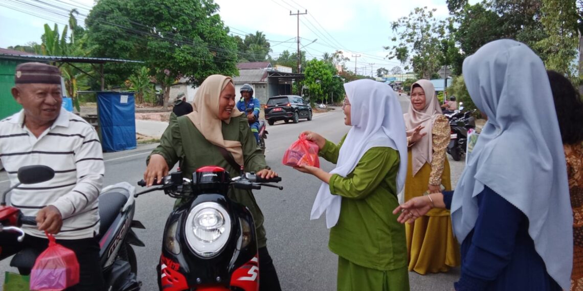 Dalam Rangka Mempererat Hubungan Silaturahmi, MPK dan OSIS SMAN 3 Karimun Berbagi Takjil!