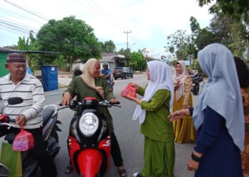 Dalam Rangka Mempererat Hubungan Silaturahmi, MPK dan OSIS SMAN 3 Karimun Berbagi Takjil!
