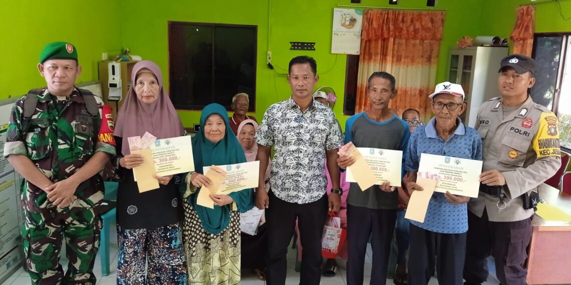 Kades Mampok Darmawizar Salurkan BLT di Bulan April