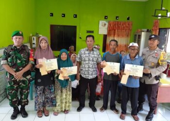 Kades Mampok Darmawizar Salurkan BLT di Bulan April