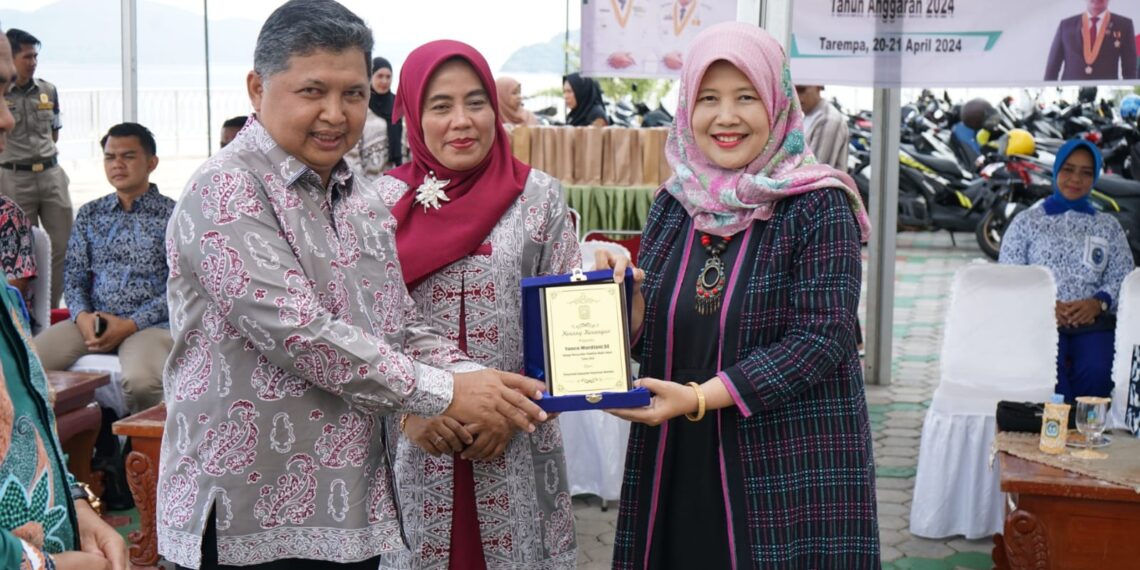 Ibu-ibu di Anambas mendapatkan Pelatihan Membatik SHIBORI, Narasumber dari Pulau Jawa