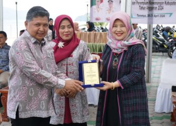 Ibu-ibu di Anambas mendapatkan Pelatihan Membatik SHIBORI, Narasumber dari Pulau Jawa