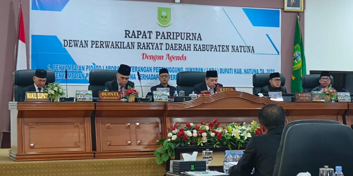 Ketua DPRD Natuna Daeng Amhar SE., MM di dampingi Wakil Ketua I DPRD Natuna Daeng Ganda Rahmatullah dan Wakil Ketua II DPRD Natuna Jarmin SE saat memimpin sidang paripurna DPRD Natuna dalam agenda sidang paripurna dengan agenda penyampaian Pidato Laporan Pertanggungjawaban (LKPJ) Kabupaten Natuna Tahun Anggaran 2023 dan penyampaian pidato Bupati Terhadap Ranperda Tahun Anggaran 2024