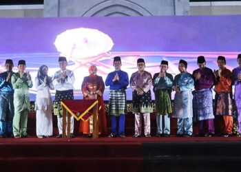 Ketua DPRD Natuna Daeng Amhar SE., MM bersama Bupati Natuna, Wan Siswandi, S.Sos., M.Si, Wakil Gubernur Kepri Hj. Marlin Agustina, Wali Kota Batam HM Rudi, Wakil Bupati Natuna Rodhial Huda dan para Forkopimda saat melakukan poto bersama pada Pembukaan MTQ ke XI Natuna