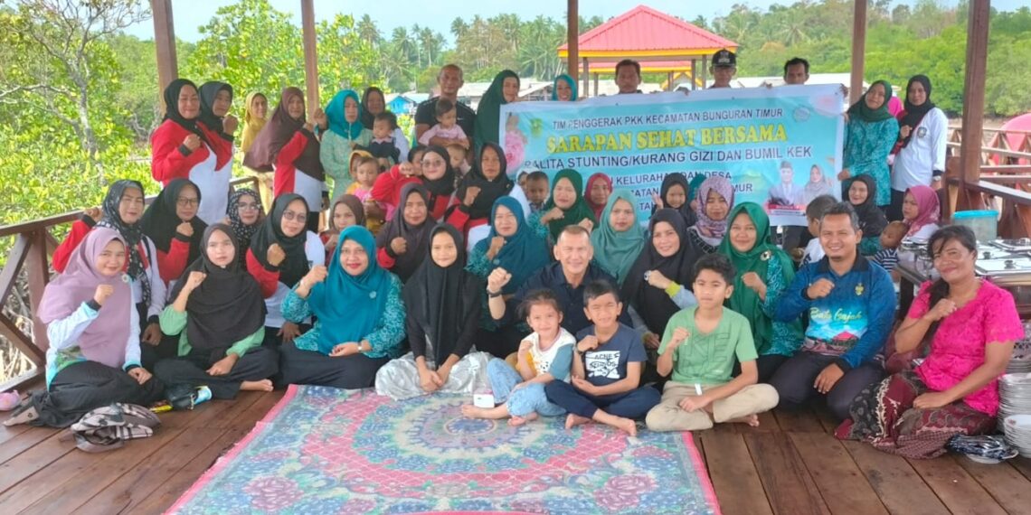 Wakil Bupati Natuna Rodhial Hudan saat foto bersama acara sarapan sehat bersama di Gazebo Wisata Mangrove Sambok Bestari Kampung Sebala, Desa Batu Gajah