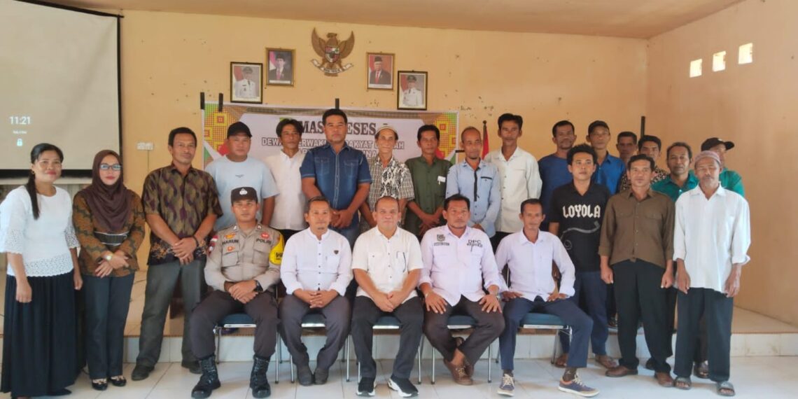 Anggota DPRD Kabupaten Natuna, Wan Arismunandar saat melakukan sesi poto bersama masyarakat usai kegiatan Reses di Desa Batu Gajah Kecamatan Bunguran Timur Kabupaten Natuna