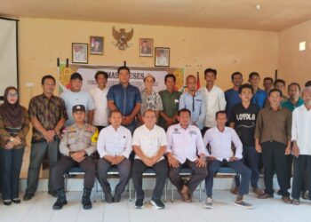 Anggota DPRD Kabupaten Natuna, Wan Arismunandar saat melakukan sesi poto bersama masyarakat usai kegiatan Reses di Desa Batu Gajah Kecamatan Bunguran Timur Kabupaten Natuna