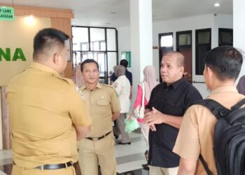 Wan Arismunandar, Ketua Komisi 1 DPRD Natuna saat berdialoq dengan Kepala RSUD Natuna pada kegiatan sidaknya di RSUD Natuna terkait peningkatan kasus DBD di Kabupaten Natuna