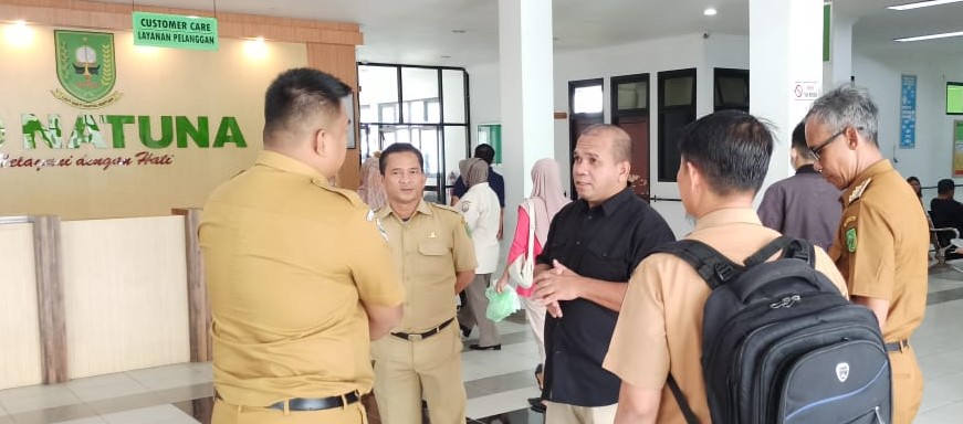 Wan Arismunandar, Ketua Komisi 1 DPRD Natuna saat berdialoq dengan Kepala RSUD Natuna pada kegiatan sidaknya di RSUD Natuna terkait peningkatan kasus DBD di Kabupaten Natuna