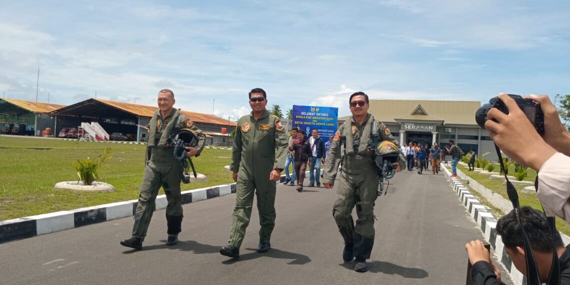 Hadiri Open Base Lanud RSA, Wabup Rodhial dan Boy Cobai Kokpit F-16
