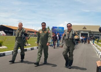 Hadiri Open Base Lanud RSA, Wabup Rodhial dan Boy Cobai Kokpit F-16