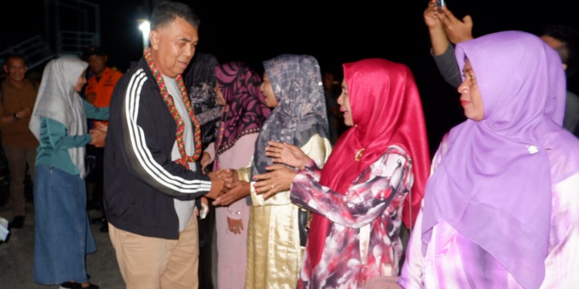 Kunjungi Serasan, Bupati Natuna Disambut Meriah Masyarakat