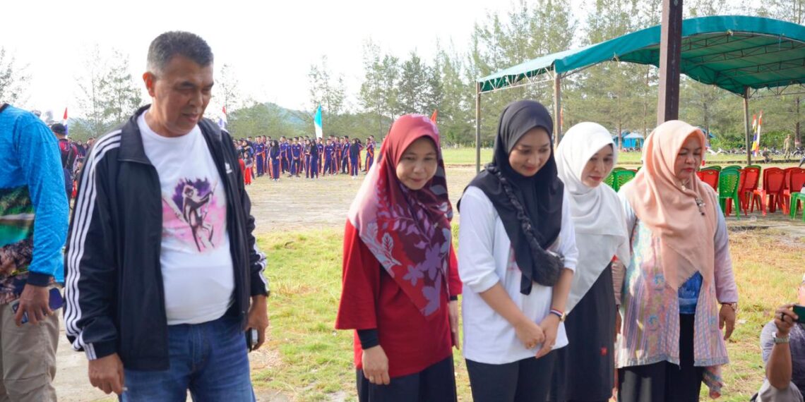 Kunker ke Serasan, Bupati dan Wakil Bupati Natuna Pererat Silaturahmi dengan Kegiatan Senam Bersama Masyarakat