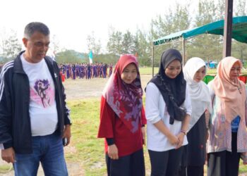 Kunker ke Serasan, Bupati dan Wakil Bupati Natuna Pererat Silaturahmi dengan Kegiatan Senam Bersama Masyarakat