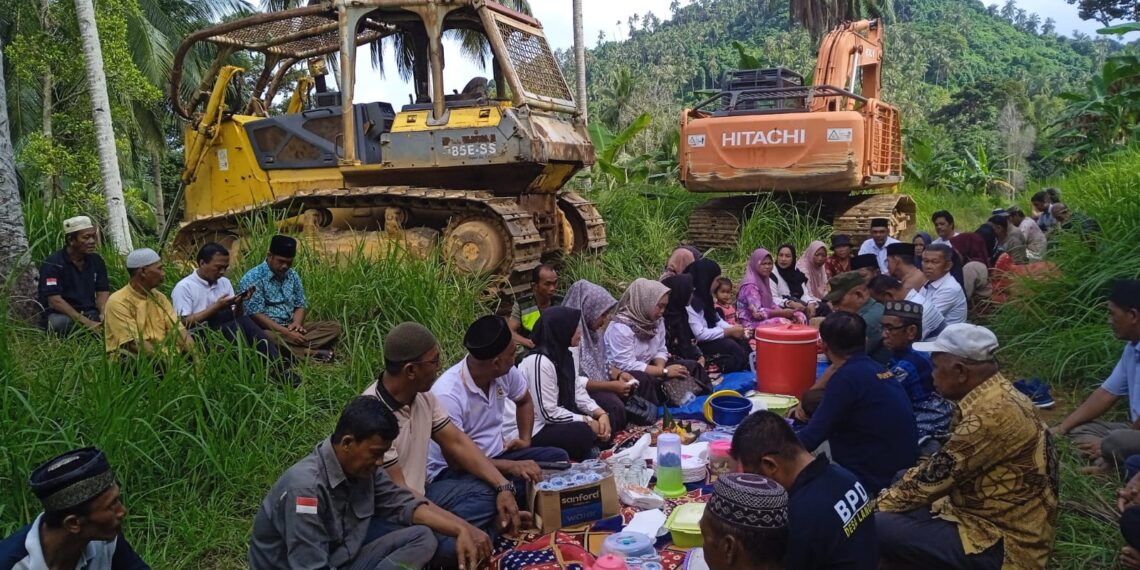 Lakukan Doa dan Tepung Tawar Pengerjaan Jalan Teluk Kaut – Semuak – Atap Segera Di Mulai, Ini Kata Warga Air Sungkit