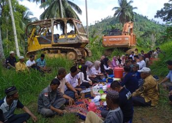 Lakukan Doa dan Tepung Tawar Pengerjaan Jalan Teluk Kaut – Semuak – Atap Segera Di Mulai, Ini Kata Warga Air Sungkit